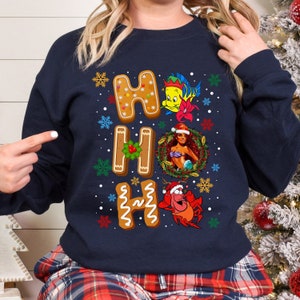 Camicia natalizia nera della sirenetta, camicia Ho Ho Ho, camicia nera della sirenetta, camicia da festa di Natale, sirena nera, sirenetta afro