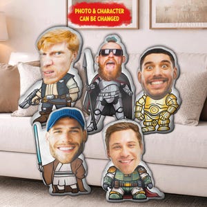 Puede incluir: Cinco cojines personalizados con caras en varios disfraces de personajes de Star Wars y ciencia ficci&oacute;n. Los cojines est&aacute;n sobre un sof&aacute; blanco. El texto "PHOTO & CHARACTER CAN BE CHANGED" est&aacute; en una pancarta roja.