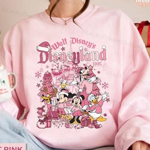 Mickey en vrienden roze kerstboom sweatshirt, Disneyland kerstshirt, retro Mickey&#39;s Very Merry Pink Christmas Party 2023 shirt