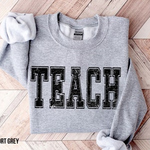 Teach Sweatshirt, süßes Lehrer Sweatshirt, Lehrer Wertschätzung Geschenk, zurück in der Schule, Elementarlehrer Shirt, Team Lehrer Shirt EST