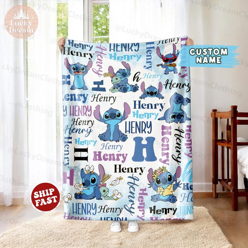 Puede incluir: Una manta personalizada azul y blanca con un personaje de dibujos animados y el nombre "Henry" repetido en todo el dise&ntilde;o. La manta es suave y acogedora, perfecta para la habitaci&oacute;n de un ni&ntilde;o.