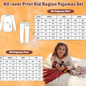 Peut inclure: Ensemble de pyjamas pour enfants avec imprim&eacute; int&eacute;gral, comprenant un haut &agrave; manches longues et un pantalon. L'image comprend des tableaux des tailles en pouces et en centim&egrave;tres pour le haut et le pantalon, ainsi qu'une photo d'une petite fille portant le pyjama.