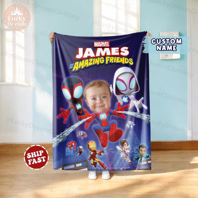 Puede incluir: Una manta azul marino de Marvel con el texto "JAMES and his AMAZING FRIENDS". La manta muestra ilustraciones de personajes de Spider-Man y la cara de un beb&eacute;. La manta est&aacute; sujeta por una persona.