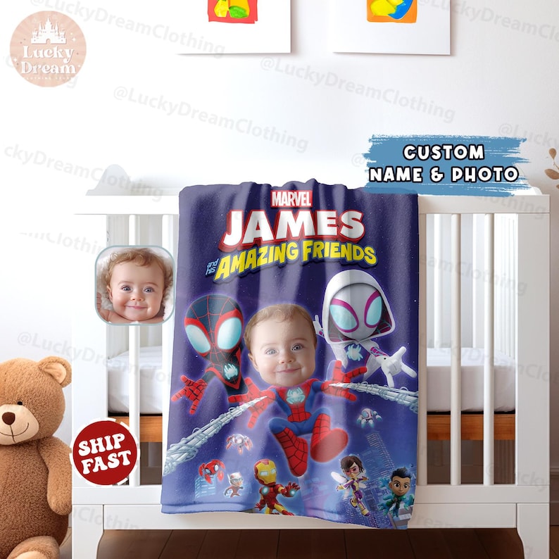 Puede incluir: Una manta personalizada con tem&aacute;tica de Marvel con el texto "JAMES and his AMAZING FRIENDS" y una foto de un ni&ntilde;o. La manta presenta personajes de Spider-Man en un dise&ntilde;o colorido, ideal para la habitaci&oacute;n de un ni&ntilde;o. La manta est&aacute; sobre una cuna blanca.