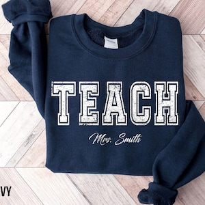 Benutzerdefinierte Name Teach Sweatshirt, süßes Lehrer Sweatshirt, Geschenk für Lehrer, Schulanfang, Grundschullehrer Shirt, Teamlehrer