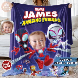 Puede incluir: Una manta personalizada con tem&aacute;tica de Marvel con la foto de un ni&ntilde;o y el texto "JAMES and his AMAZING FRIENDS". El dise&ntilde;o incluye a Spider-Man, Spider-Gwen y otros personajes de Marvel sobre un fondo azul oscuro. Personalizable con nombre y foto.