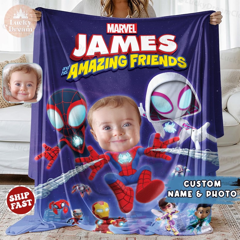 Puede incluir: Una manta personalizada con tem&aacute;tica de Marvel con la foto de un ni&ntilde;o y el texto "JAMES and his AMAZING FRIENDS". El dise&ntilde;o incluye a Spider-Man, Spider-Gwen y otros personajes de Marvel sobre un fondo azul oscuro. Personalizable con nombre y foto.