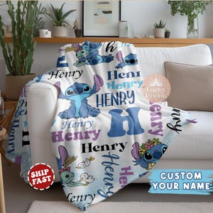 Puede incluir: Una manta de forro polar blanca con un patr&oacute;n azul y morado que presenta un personaje de dibujos animados. La manta tiene el nombre "Henry" repetido varias veces en diferentes tama&ntilde;os y estilos.