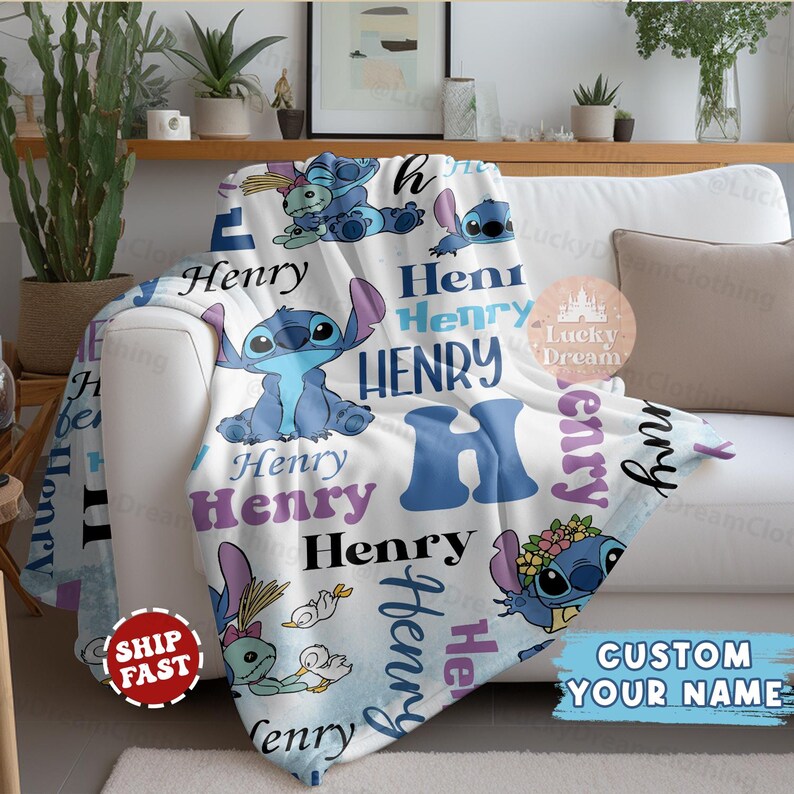 Puede incluir: Una manta de forro polar blanca con un patr&oacute;n azul y morado que presenta un personaje de dibujos animados. La manta tiene el nombre "Henry" repetido varias veces en diferentes tama&ntilde;os y estilos.