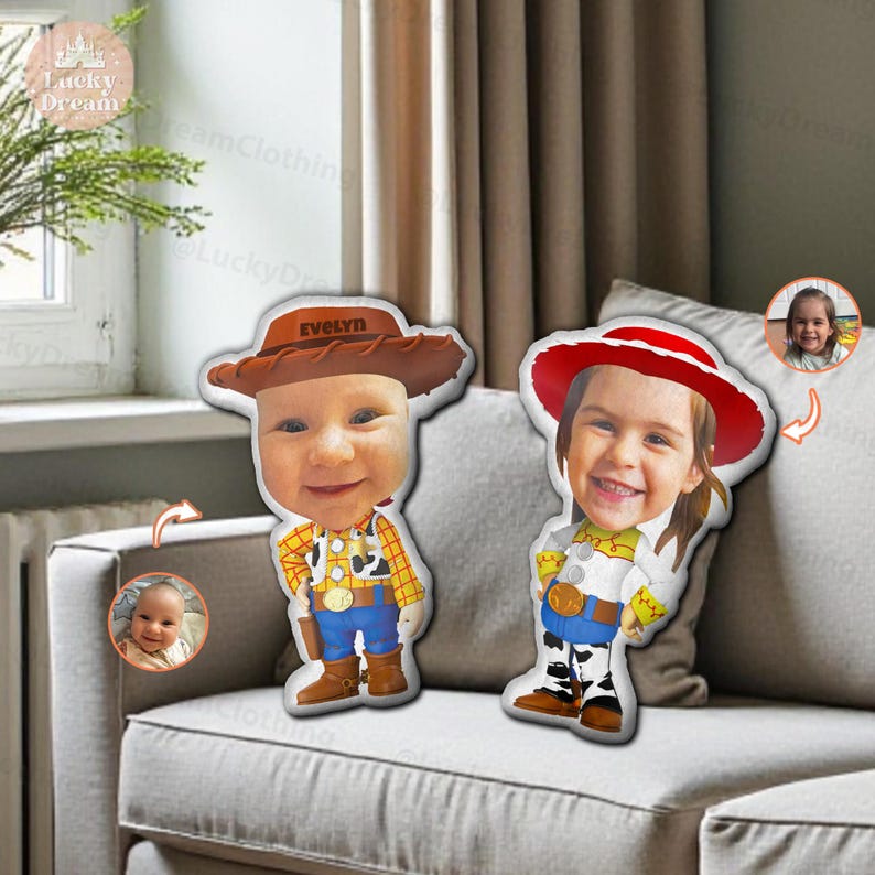 K&ouml;nnte beinhalten: Zwei ma&szlig;gefertigte Pl&uuml;schkissen in Form von Figuren aus Toy Story. Ein Kissen zeigt das Gesicht eines Kindes mit Cowboyhut, das andere mit Cowgirlhut. Beide Kissen haben das Gesicht des Kindes und tragen das Outfit der Figur.