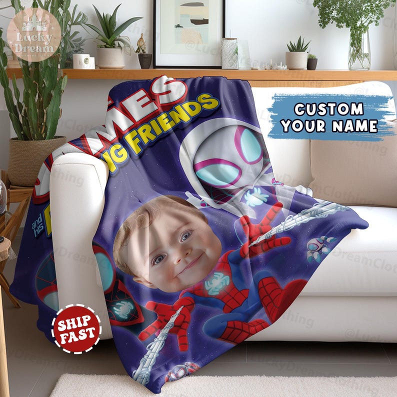 Puede incluir: Una manta personalizada con la cara de un ni&ntilde;o integrada en un dise&ntilde;o de Spider-Man. La manta, en tonos morados, muestra el texto "MES IG FRIENDS" y "CUSTOM YOUR NAME". Se muestra sobre un sof&aacute; blanco.