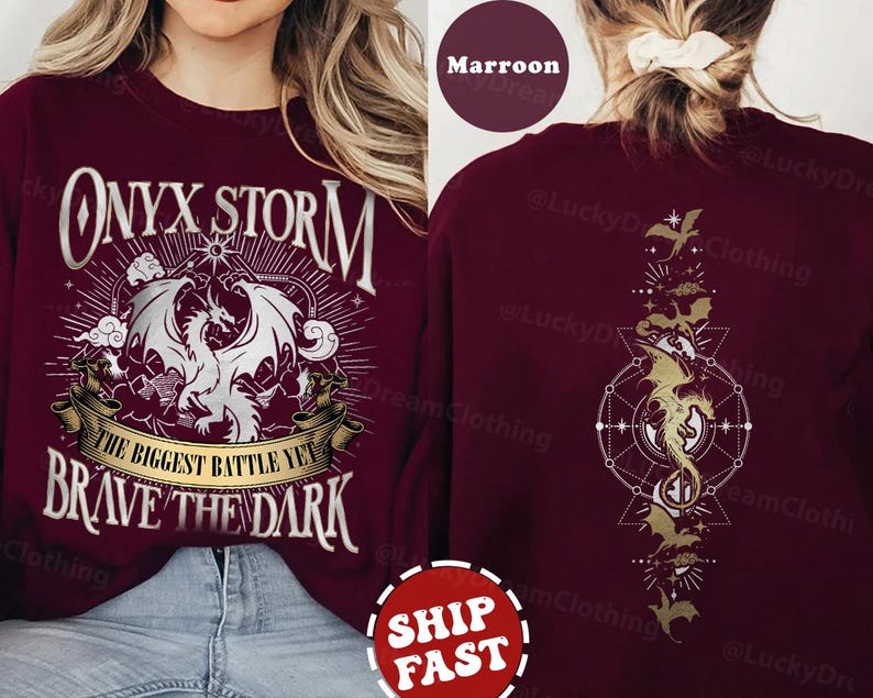 K&ouml;nnte beinhalten: Maroonfarbener Pullover mit einem wei&szlig;en Aufdruck eines Drachen und dem Text "ONYX STORM THE BIGGEST BATTLE YET BRAVE THE DARK".