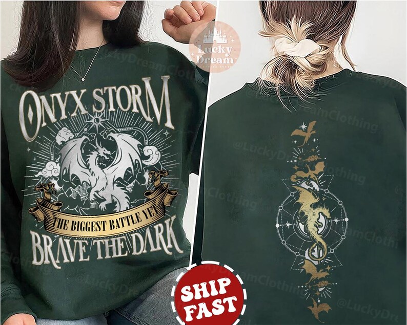 K&ouml;nnte beinhalten: Gr&uuml;nes Sweatshirt mit einem wei&szlig;en Drachen-Motiv und dem Text "ONYX STORM THE BIGGEST BATTLE YET BRAVE THE DARK".