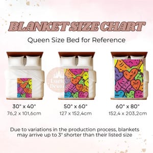 K&ouml;nnte beinhalten: Eine Gr&ouml;&szlig;entabelle f&uuml;r Decken, die drei verschiedene Gr&ouml;&szlig;en zeigt: 30" x 40", 50" x 60" und 60" x 80". Jede Gr&ouml;&szlig;e wird auf einem Queensize-Bett mit einer bunten Decke mit Herzmuster gezeigt. Die Tabelle enth&auml;lt auch die Ma&szlig;e in Zentimetern.