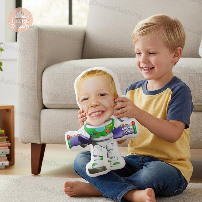 K&ouml;nnte beinhalten: Ein personalisiertes Buzz Lightyear-Kissen mit dem Gesicht eines Kindes. Das Kissen hat ein wei&szlig;es, gr&uuml;nes und lila Design mit dem Text "ANNVO JOES" auf dem Arm. Ein l&auml;chelndes Kind h&auml;lt das Kissen.