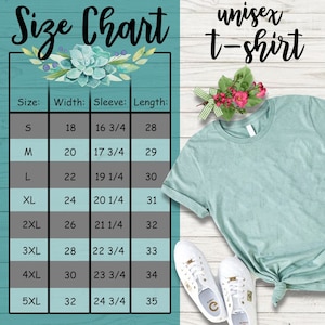 K&ouml;nnte beinhalten: Unisex-T-Shirt Gr&ouml;&szlig;entabelle mit Ma&szlig;en in Zoll. Die Tabelle zeigt die Gr&ouml;&szlig;e, Breite, &Auml;rmell&auml;nge und L&auml;nge des T-Shirts in Zoll. Die Tabelle befindet sich auf einem hellblauen Hintergrund mit einem floralen Design.