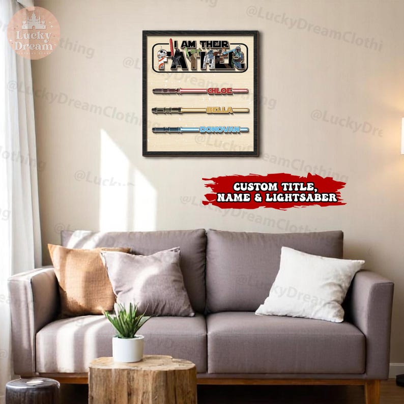 K&ouml;nnte beinhalten: Ein gerahmtes Holzschild mit dem Text "I AM THEIR FATHER" und drei Lichtschwertern mit individuellen Namen. Das Schild wird &uuml;ber einem grauen Sofa mit dekorativen Kissen angezeigt. Ein rotes Banner darunter lautet "CUSTOM TITLE, NAME & LIGHTSABER."