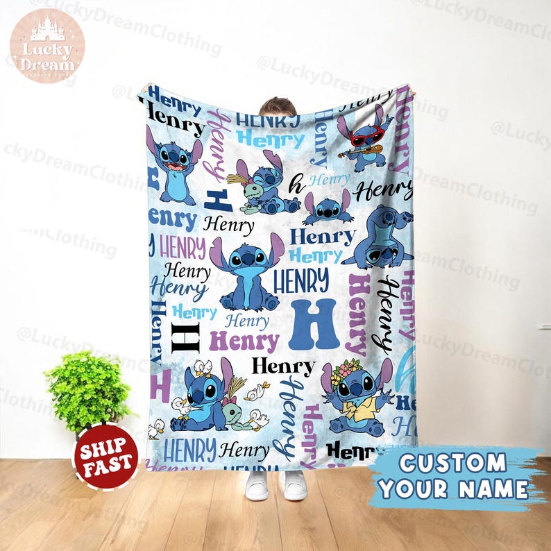 Puede incluir: Una manta personalizada azul y blanca con un personaje de dibujos animados llamado Stitch. La manta est&aacute; cubierta con el nombre "Henry" repetido varias veces en diferentes fuentes y colores. La manta est&aacute; siendo sostenida por un ni&ntilde;o.