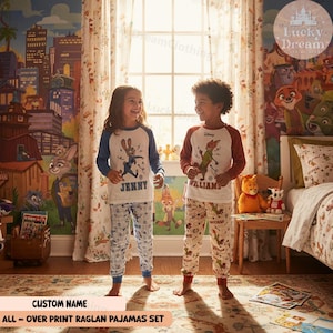 Peut inclure: Deux enfants portant des ensembles de pyjamas assortis. L'un a un haut blanc avec des manches bleues et le nom "Jenny" sur le devant, associ&eacute; &agrave; un pantalon &agrave; motifs bleus et blancs. L'autre a un haut blanc avec des manches rouges et le nom "Williams" sur le devant, associ&eacute; &agrave; un pantalon beige.