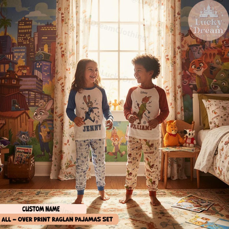 Peut inclure: Deux enfants portant des ensembles de pyjamas assortis. L'un a un haut blanc avec des manches bleues et le nom "Jenny" sur le devant, associ&eacute; &agrave; un pantalon &agrave; motifs bleus et blancs. L'autre a un haut blanc avec des manches rouges et le nom "Williams" sur le devant, associ&eacute; &agrave; un pantalon beige.