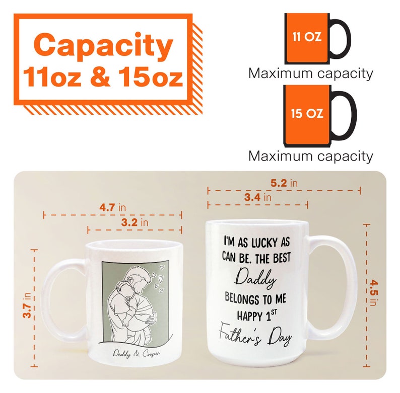 K&ouml;nnte beinhalten: Wei&szlig;e Keramiktasse mit einer schwarz-grauen Illustration von Vater und Sohn. Die Tasse hat einen schwarzen Henkel und tr&auml;gt die Aufschrift "I'm as lucky as can be. The best Daddy belongs to me. Happy 1st Father's Day". Die Tasse ist 11,4 cm hoch und 8,6 cm breit. Die Tasse ist in den Gr&ouml;&szlig;en 11 oz und 15 oz erh&auml;ltlich.