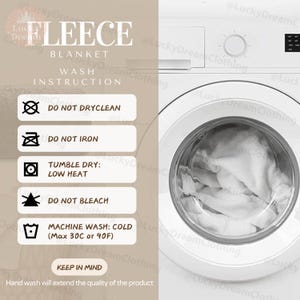 Puede incluir: Una lavadora blanca junto a un panel beige con el texto "FLEECE BLANKET WASH INSTRUCTION". Las instrucciones incluyen "NO LIMPIAR EN SECO", "NO PLANCHAR", "SECADORA: BAJA TEMPERATURA", "NO USAR LEJ&Iacute;A" y "LAVADO A M&Aacute;QUINA: FR&Iacute;O (M&aacute;x. 30 &deg;C o 90 &deg;F)."