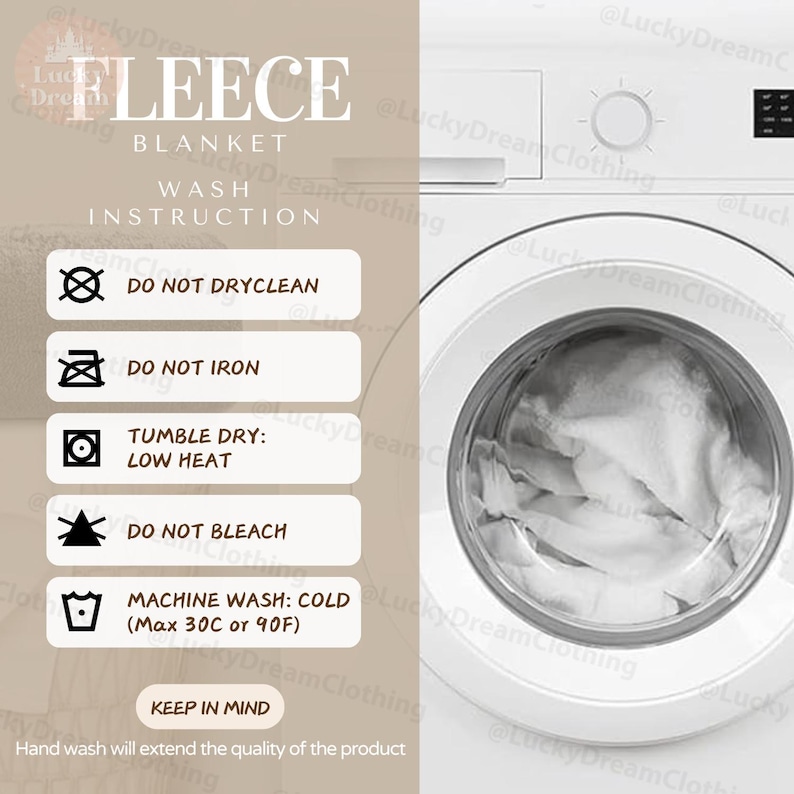 Puede incluir: Una lavadora blanca junto a un panel beige con el texto "FLEECE BLANKET WASH INSTRUCTION". Las instrucciones incluyen "NO LIMPIAR EN SECO", "NO PLANCHAR", "SECADORA: BAJA TEMPERATURA", "NO USAR LEJ&Iacute;A" y "LAVADO A M&Aacute;QUINA: FR&Iacute;O (M&aacute;x. 30 &deg;C o 90 &deg;F)."