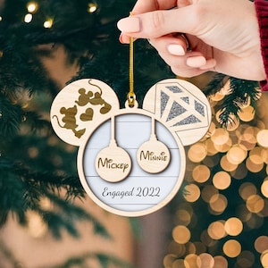 Ornamento in legno Disney personalizzato per il primo Natale di fidanzamento, ornamento per coppia sposata, regalo Disney per anniversario di coppia, regalo di ornamento Disney