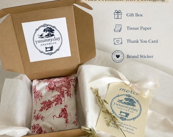 May include: A gift box with premium gift packaging, including tissue paper, a thank you card, and a brand sticker. The box contains a red and white patterned fabric. The text on the tag says "merci". The brand name is "yusunnyday HANDMADE".