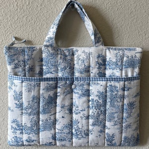 Handmade quilted laptop bag / Blue quilted laptop sleeve / Toile de jouy laptop pouch / MacBook sleeve / Linen laptop pouch /laptop handle