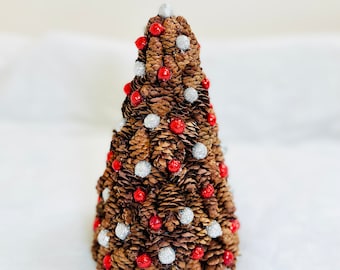 Pequeño árbol de Navidad de cono de pino