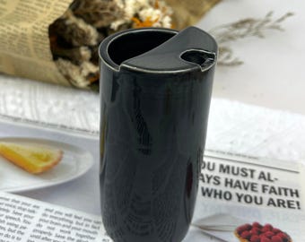 Taza de viaje de cerámica negra hecha a mano: taza de café ecológica