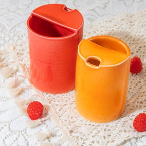 Tazza da viaggio in ceramica arancione e rossa fatta a mano, tazza da caffè in ceramica personalizzata, tazza da caffè da asporto, regalo di San Valentino per gli amanti del caffè