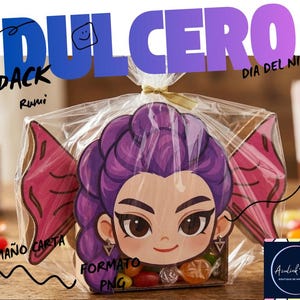 Puede incluir: Un paquete de dulces con un diseño de personaje de dibujos animados, con una niña de pelo morado con alas rosas. El paquete está envuelto en celofán transparente y atado con una cinta dorada. El texto incluye "Dulcero", "Dia del Nino" y "Tamaño Carta".
