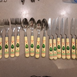 Kit of 15 vintage kitchen utensils in yellow steinless steel and green leaves