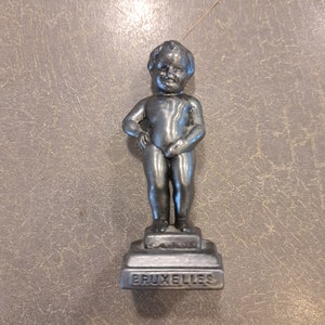 Paperweight in the shape of an angel in tin inscribed brussels