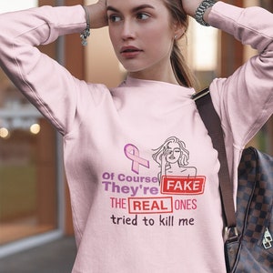 Zabawna bluza z napisem „Ocalała z raka piersi”: prezent na rzecz świadomości mastektomii