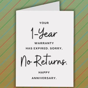 Op de afbeelding: Een witte wenskaart met de tekst "YOUR 1-Year WARRANTY HAS EXPIRED. SORRY, No Returns. HAPPY ANNIVERSARY." De kaart staat tegen een achtergrond met diagonale strepen in groen, rood en blauw.