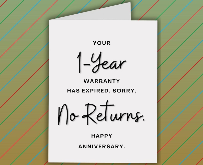 Op de afbeelding: Een witte wenskaart met de tekst "YOUR 1-Year WARRANTY HAS EXPIRED. SORRY, No Returns. HAPPY ANNIVERSARY." De kaart staat tegen een achtergrond met diagonale strepen in groen, rood en blauw.