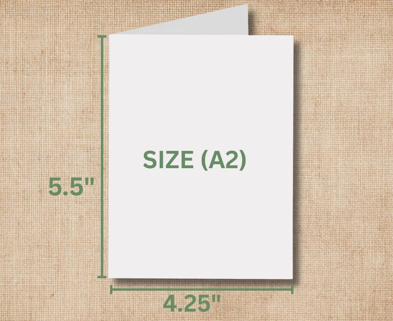 Op de afbeelding: Een witte A2-kaart met afmetingen van 14 cm bij 10,8 cm. De tekst "SIZE (A2)" is in het groen op de kaart gedrukt. De kaart is open en toont een leeg interieur.