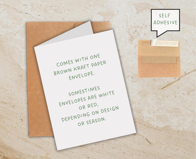 Op de afbeelding: Een witte kaart met tekst, vergezeld van een bruine kraft papieren envelop. De tekst vermeldt dat de kaart wordt geleverd met een bruine kraft papieren envelop, en soms zijn enveloppen wit of rood, afhankelijk van het ontwerp of het seizoen.