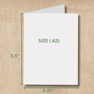 Pode incluir: Um cart&atilde;o branco tamanho A2, medindo 14 cm de altura e 10,8 cm de largura, com o texto "SIZE (A2)" em verde. O cart&atilde;o est&aacute; dobrado e colocado sobre um fundo bege texturizado.