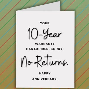 Op de afbeelding: Een witte wenskaart met de tekst "YOUR 10-Year WARRANTY HAS EXPIRED. SORRY, No Returns. HAPPY ANNIVERSARY." De kaart staat tegen een achtergrond met diagonale strepen in groen, blauw en rood.