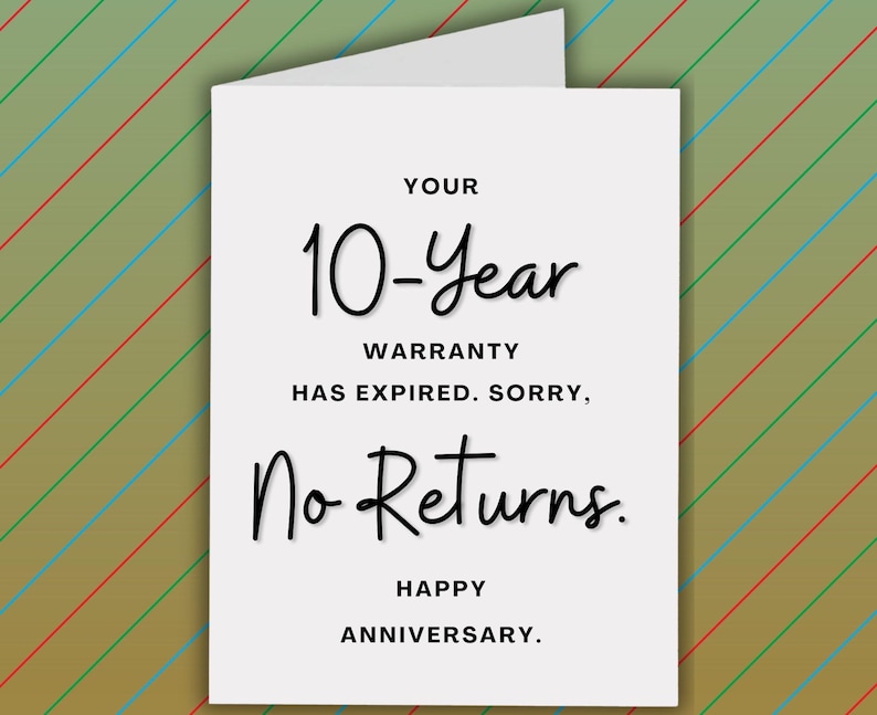 Op de afbeelding: Een witte wenskaart met de tekst "YOUR 10-Year WARRANTY HAS EXPIRED. SORRY, No Returns. HAPPY ANNIVERSARY." De kaart staat tegen een achtergrond met diagonale strepen in groen, blauw en rood.