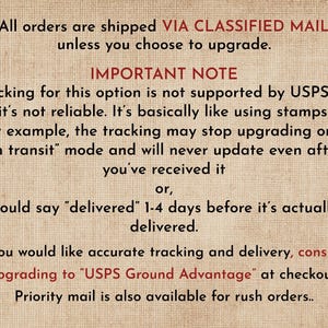 Op de afbeelding: Tekst op een beige achtergrond. De tekst luidt: "Alle bestellingen worden verzonden via CLASSIFIED MAIL, tenzij u ervoor kiest om te upgraden. BELANGRIJKE OPMERKING...Als u nauwkeurige tracking en levering wilt, overweeg dan om te upgraden naar "USPS Ground Advantage" bij het afrekenen."