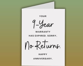Puede incluir: Una tarjeta de felicitación blanca con el texto "YOUR 9-Year WARRANTY HAS EXPIRED. SORRY, No Returns. HAPPY ANNIVERSARY." en escritura negra. La tarjeta está doblada, con un interior blanco y un fondo degradado verde y amarillo.
