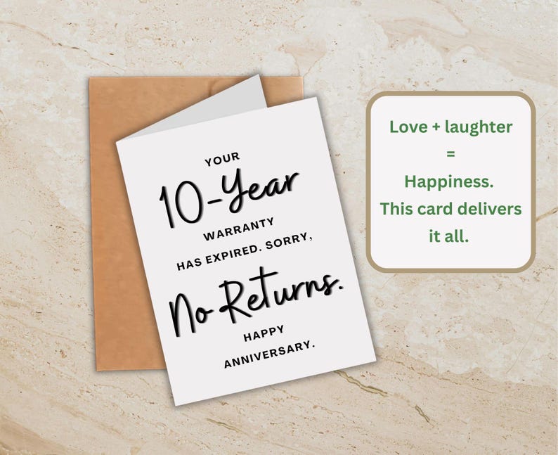 Op de afbeelding: Een witte jubileumkaart met zwarte tekst met de tekst "YOUR 10-Year WARRANTY HAS EXPIRED. SORRY, No Returns. HAPPY ANNIVERSARY." Achter de kaart zit een bruine envelop. Een groene doos bevat de tekst "Love + laughter = Happiness. This card delivers it all."