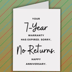 K&ouml;nnte beinhalten: Eine wei&szlig;e Gru&szlig;karte mit dem Text "YOUR 7-Year WARRANTY HAS EXPIRED. SORRY, No Returns. HAPPY ANNIVERSARY." Die Karte befindet sich vor einem Hintergrund mit diagonalen Streifen in Gr&uuml;n, Blau und Rot.