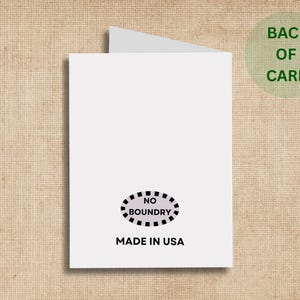 Op de afbeelding: Een witte wenskaart met de tekst "NO BOUNDRY" en "MADE IN USA" in het zwart gedrukt. De woorden "BACK OF CARD" staan in een groene cirkel rechtsboven.