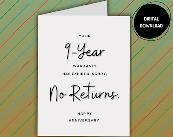 Könnte beinhalten: Eine weiße Grußkarte mit schwarzem Text: YOUR 9-Year WARRANTY HAS EXPIRED. SORRY, No Returns. HAPPY ANNIVERSARY. Die Karte liegt vor einem Hintergrund mit diagonalen roten, blauen und grünen Linien auf einer olivgrünen Oberfläche.